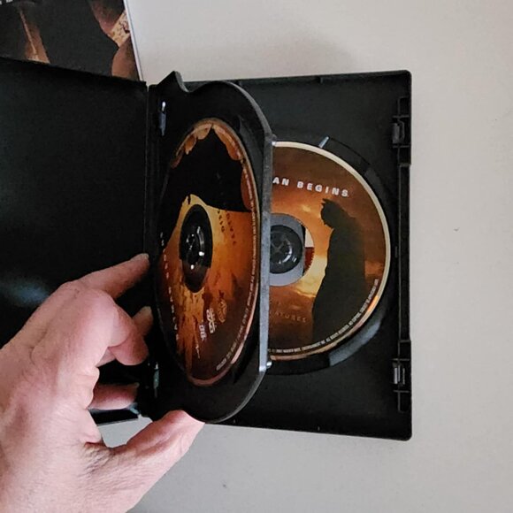EUC Batman Begins 2 Disk Deluxe Edition with Comic Book! - Picture 6 of 7